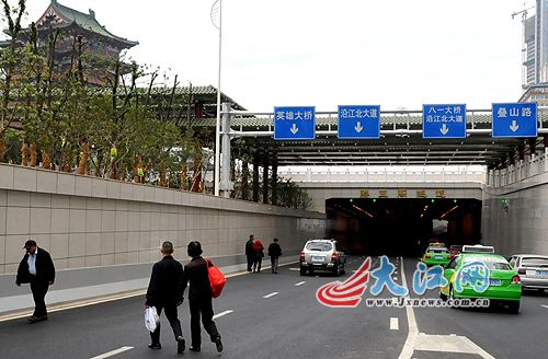 南昌滕王阁隧道:行人在车流中穿梭(组图)