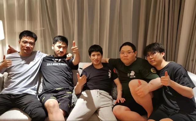 csgo茄子庆祝订阅破500万,直播跳舞笑喷粉丝