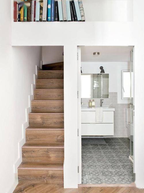 楼梯下做卫生间并不算少见,难点主要在于排水                    不