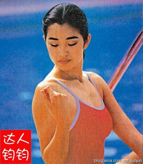 巩俐20年前青涩泳装挂历照曝光组图