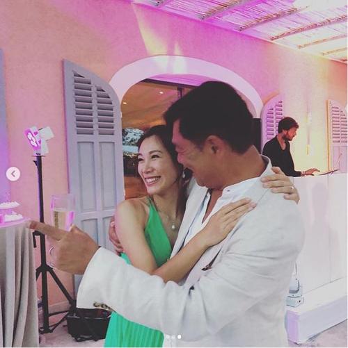 李美慧素颜出镜,晒与老公度蜜月美照,称老公是个成熟的男人