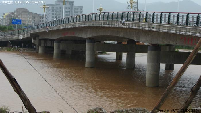 东升大桥,现在水位还没问题,但是要是再下雨就知道了