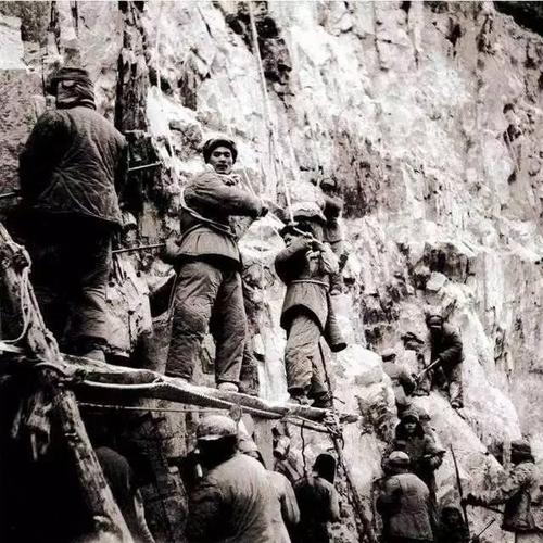 除了上面那位让人敬重的战士外,曾经还有17名战士为了抢修怒江大桥