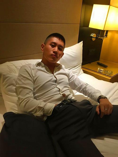 组图:东方男模正装制服诱惑 帅哥裤裆凸起图