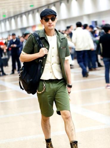 胡歌看着瘦骨架还挺大的,用工装衫叠马甲穿,走美式型男风正好