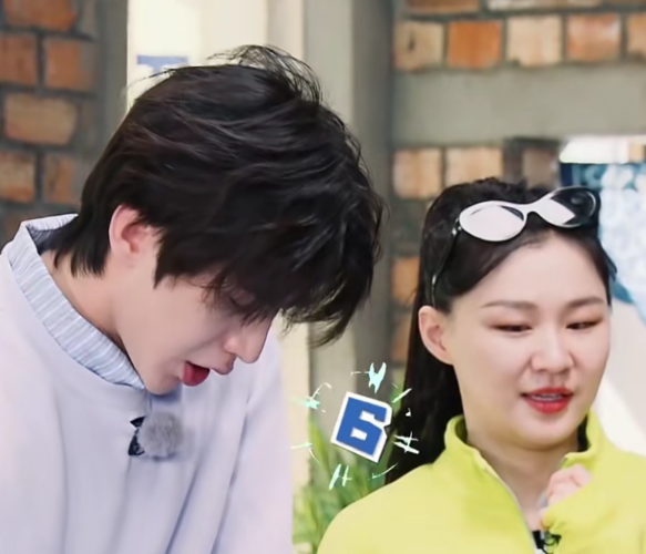 baby太偏心,当众给蔡徐坤走后门,频繁用眼神暗示他猜中答案