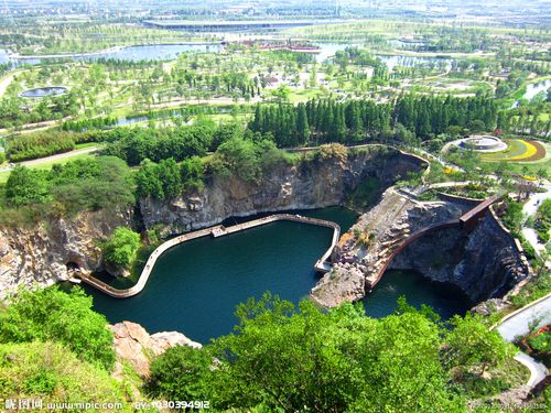 上海辰山植物园矿坑花园