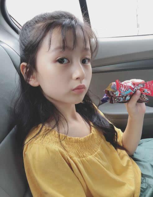 裴佳欣是谁怎么火的小萝莉裴佳欣资料写真图片欣赏