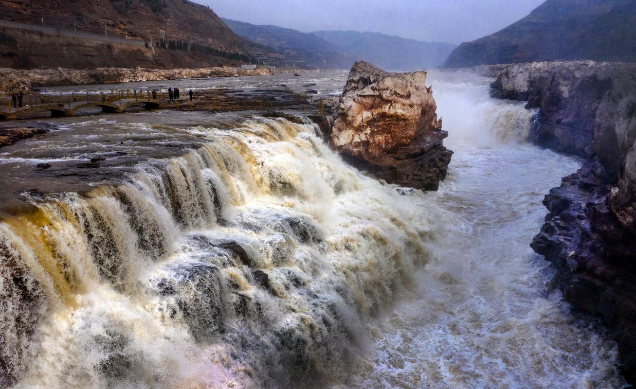 春到壶口 2月23日拍摄的重现磅礴之势的壶口瀑布(无人机照片)