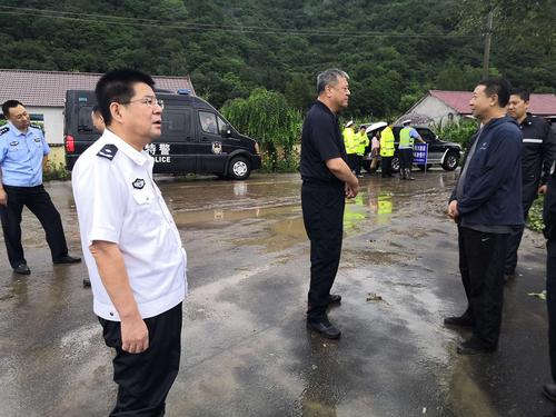 夏双杰支队长亲自带队参与处置新宾县红庙子乡山体滑坡事故