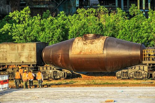 我们来到秀池的东岸,这里有一排首钢人自制的鱼雷罐车,它们是将高炉铁