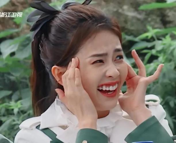 白鹿再现经典大笑发美照回应别问我怎么笑成表情包的我不知道想笑就笑