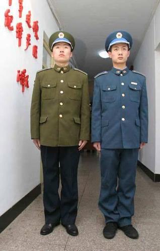 图注:长期以来,我国空军军服都是采用这种上绿下蓝的配色.