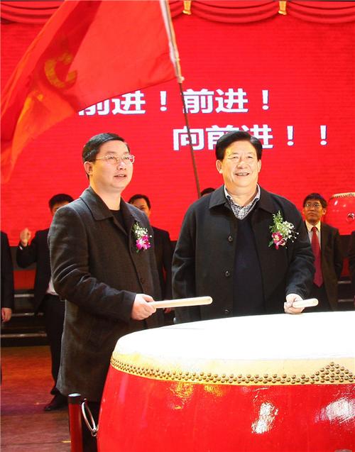 稻花香集团董事长蔡宏柱(右),总经理蔡开云(左)共同擂响决胜目标战鼓