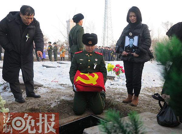 消防员赵子龙骨灰被安葬母亲他是我们家骄傲