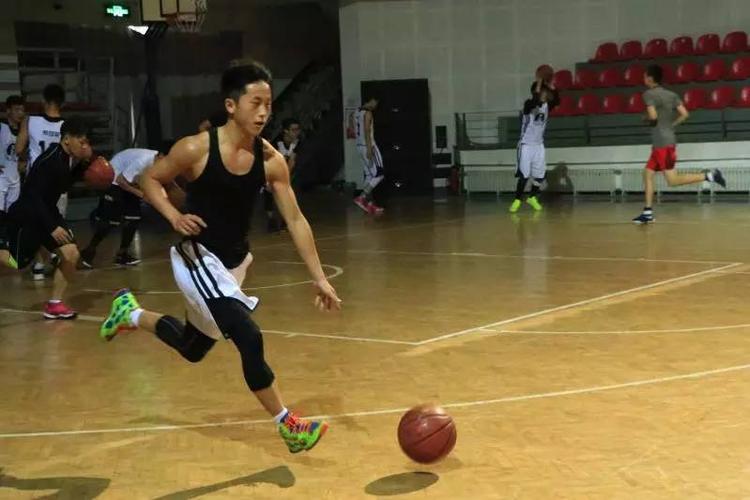 【麻辣校园】天财男篮:篮球是一场汗水与热爱的修行