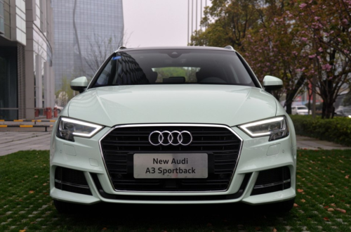 新款奥迪a3 尾灯组采用往返折线的led灯带,具有更强的尾灯辨识度,后杠