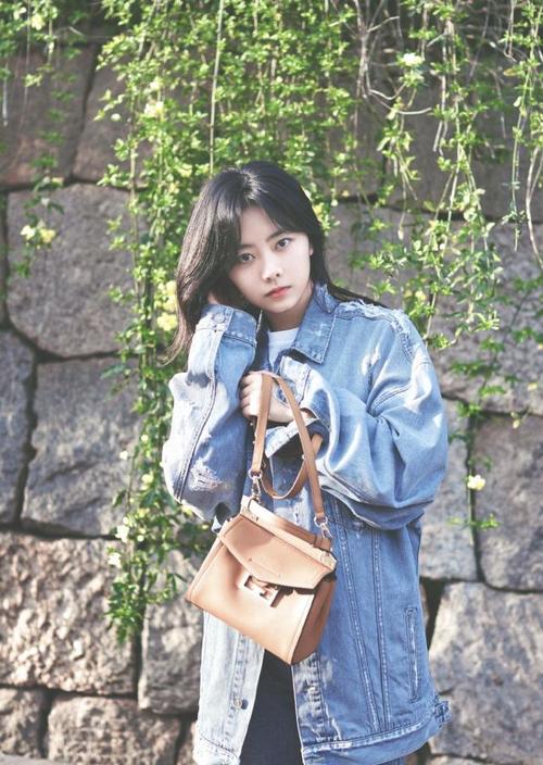 谭松韵夏日穿搭真美,一身牛仔look穿搭造型清爽干净利落,真时髦