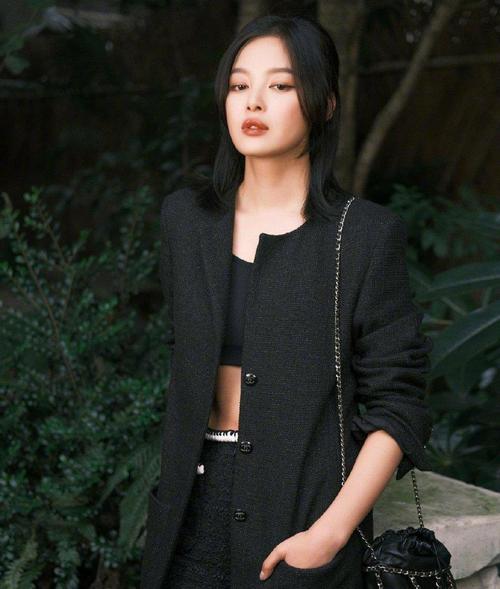 辛芷蕾换发型了锁骨发搭配黑色时髦套装气质高冷又不失时尚感