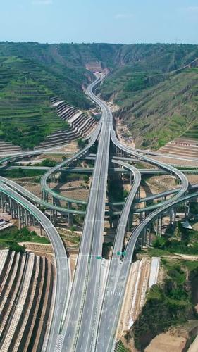 庆阳两条高速唯一交叉处,建成了气势恢宏的庆城教子川