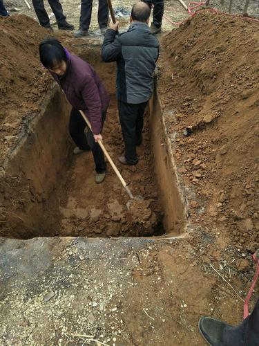 87:谁家的坟地 这就是人生最后的归宿 回复 25808426:挖坟坑儿里