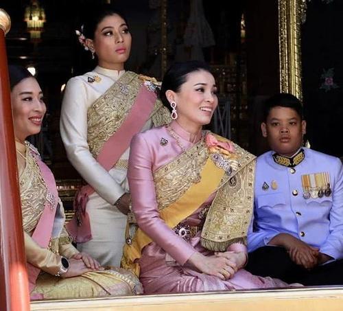 泰国小王子迎15岁生日,生母是最美王妃,与苏提达王后