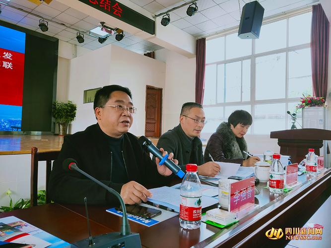 简阳市教育局党委书记,局长李强普(左一)