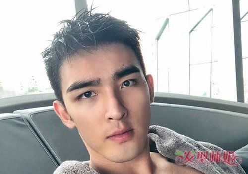 男生硬发质前梳 短发烫发发型
