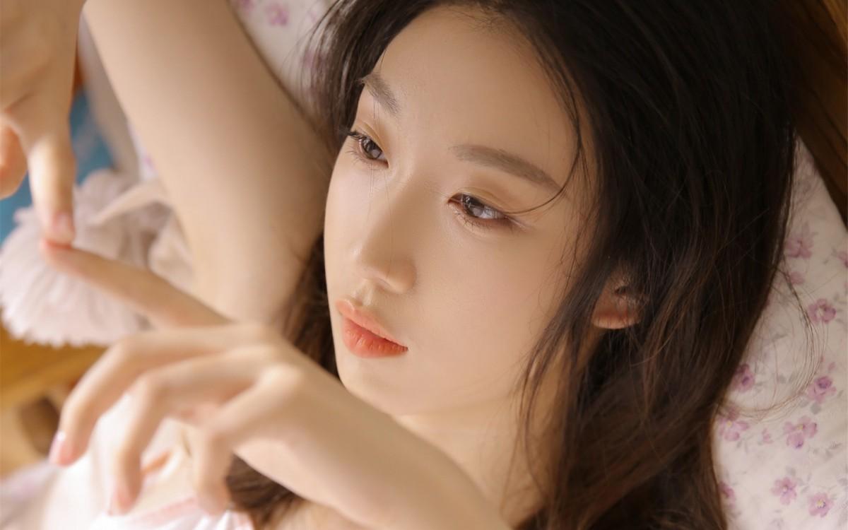 黄色暖色吊带美女图片-美女壁纸-高清美女图片-第6图