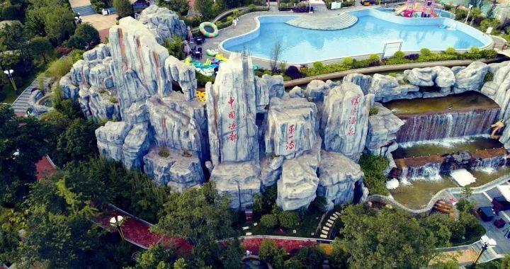 林子深处的池塘,雾气升腾的水面,这样的景色每天都在刘官胜境温泉展开