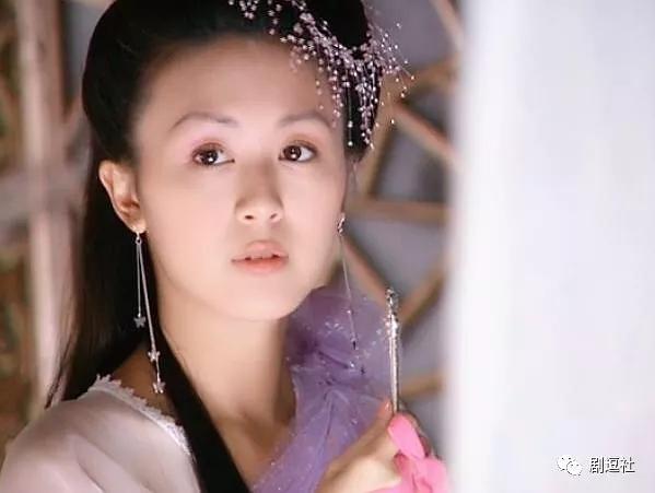 唐宁饰演的小谢,美若天仙.