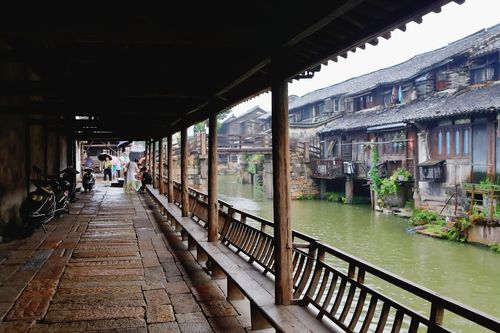 乌镇东栅:东市河风雨长廊.焦距35mm,快门1/40,光圈f6.3,iso800.