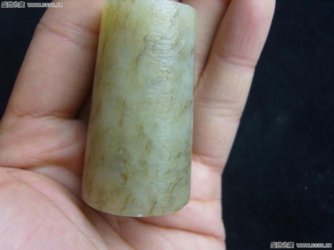 展开全部 玉肛门塞为古代葬礼上使用的"九窍玉"的一种.