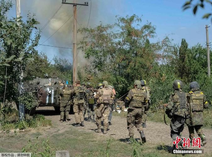 乌克兰政府军与民间武装交火[组图]