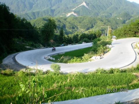 从潜山到岳西:55公里,全都是山路,105国道,行了近一个小时的夜路.