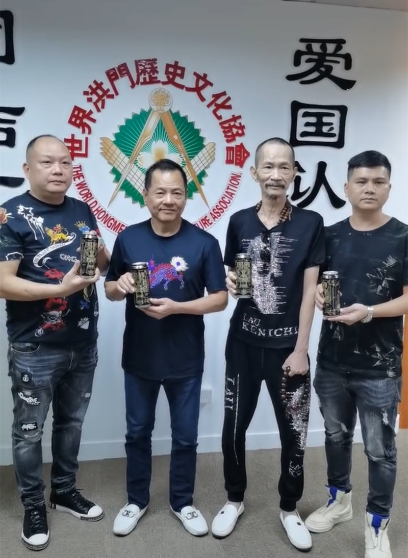 崩牙驹登台亲自献唱,台下一片叫好,内地开啤酒公司拥百人团队