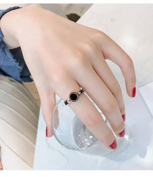 戒指戴在大拇指上象征着福寿安康,荣禄绵长,适合年长者,尤其是男性.