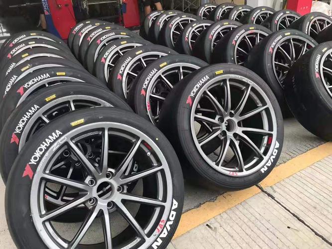 优科豪马为wtcr提供的"advan"轮胎