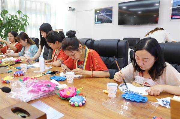 建证时代幸福"—中建八局四公司济南公司开展女职工七夕手工活动-胶东