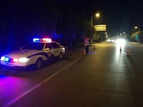 夜间执勤的交警