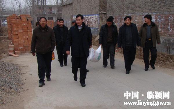 王国干慰问困难群众(图)-中国临颍网
