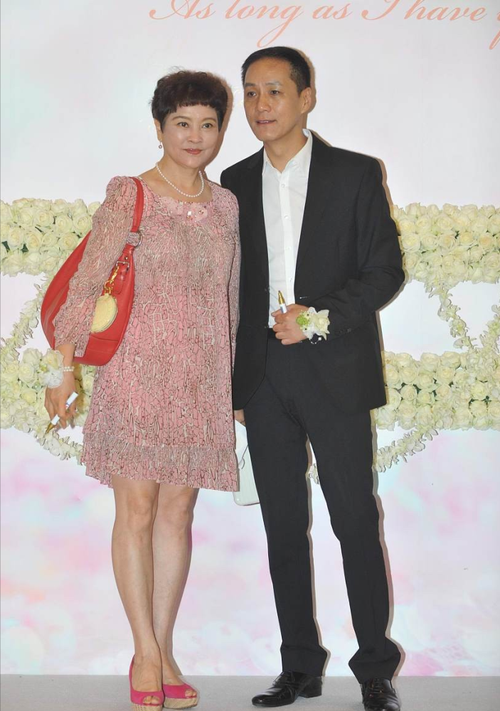 梁丹妮手挽老公冯远征,身穿蕾丝娃娃领挺减龄,短发好干练