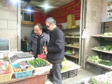 居民在购买蔬菜.