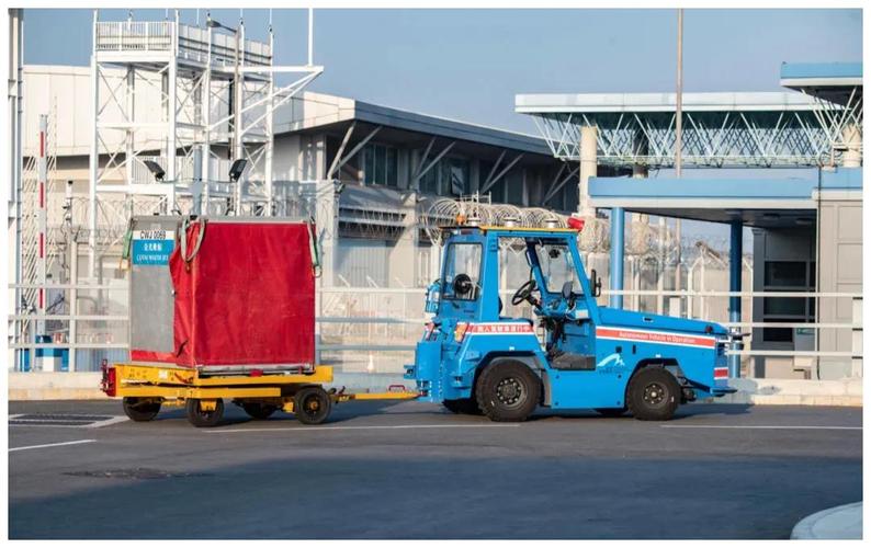 华东片区内首个无人驾驶物流牵引车在厦门机场上岗