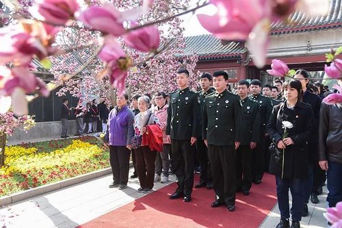 八宝山革命公墓举办公众开放日,可升降墓碑亮相_骨灰堂
