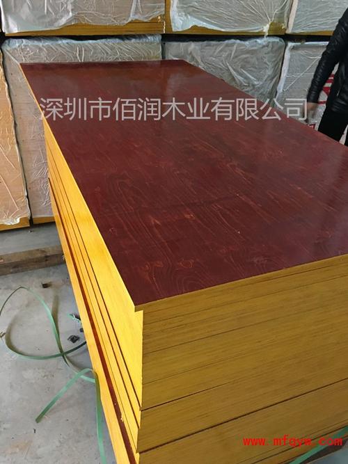 采用刻刀将多余的板材进行裁切,并且喷涂防腐漆,防腐漆是保证建筑模板