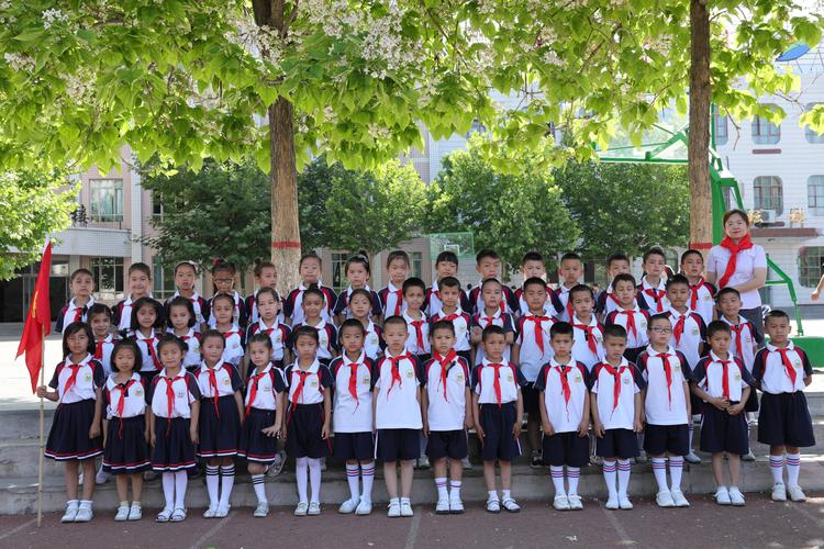 伊宁市第一小学隆重举行"献礼祖国70华诞 争做新时代好队员"少先队