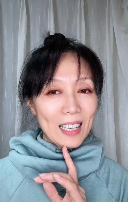 最近,很少露面的黄梅戏演员吴琼,突然发布了自己一个新视频.