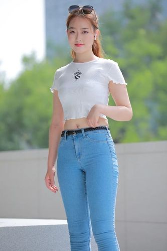气质美女的穿搭从不让人失望,白色上衣搭配牛仔裤,优雅不失风度