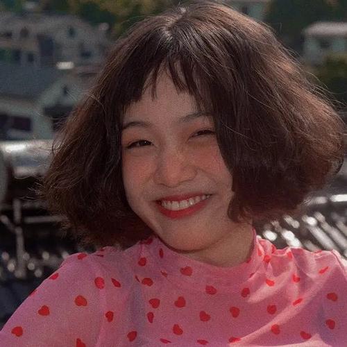 短发女生头像